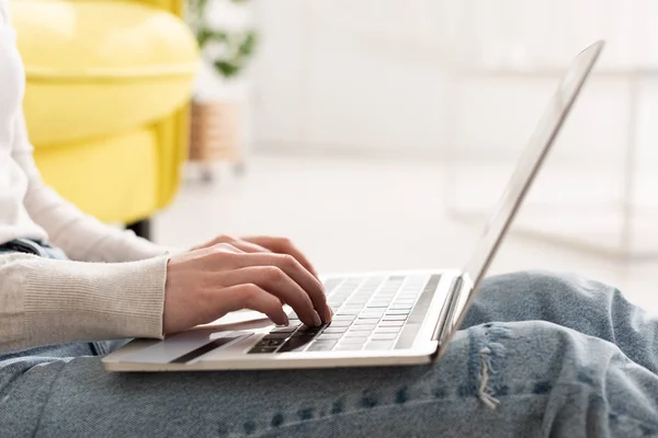 Vista Cortada Mulher Usando Laptop Chão Sala Estar — Fotografia de Stock