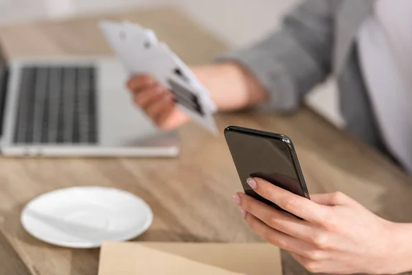 Selectieve Focus Van Astroloog Met Smartphone Kaarten Met Dierenriemtekens Laptop — Stockfoto