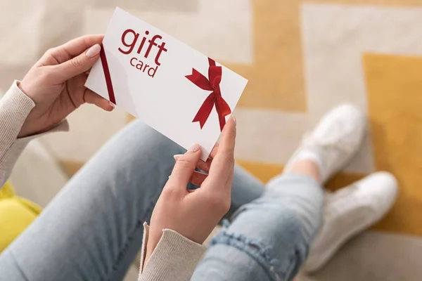 Vista Recortada Niña Sosteniendo Tarjeta Regalo Con Lazo Rojo — Foto de Stock