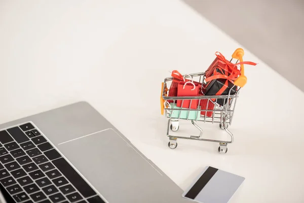 Brinquedo Presentes Carrinho Com Cartão Crédito Laptop Mesa — Fotografia de Stock