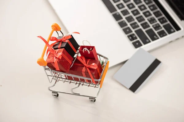 Bovenaanzicht Van Speelgoed Geschenkdozen Met Creditcard Laptop Tafel — Stockfoto