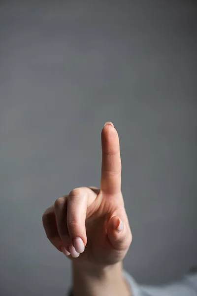 Vista Recortada Mujer Señalando Con Dedo Aislado Gris — Foto de Stock