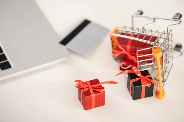Selective Focus Gifts Toy Cart Credit Card Laptop Table — Stock Photo, Image