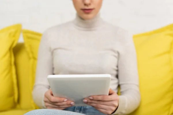 Vista Cortada Menina Usando Tablet Digital Sofá — Fotografia de Stock
