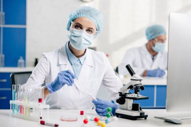 Genetik danışmanının seçici odak noktası laboratuvarda DNA testi yapıyor. 