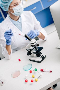 Genetik danışmanının laboratuvarda DNA testi yapması. 