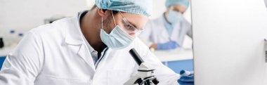 Genetik danışmanın panoramik çekimi laboratuvarda DNA testi yapıyor. 