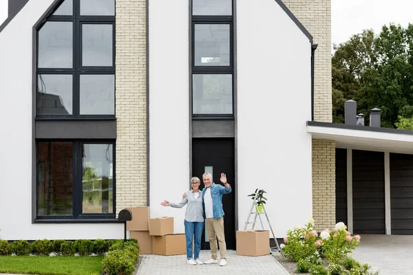 Smilende Modne Mann Kvinne Som Vinker Nær Nytt Hus – stockfoto