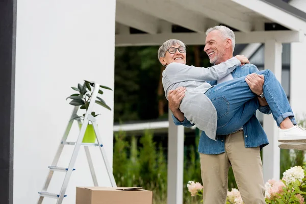 Mature Man Holding Smiling Woman Glasses New House — Stock Photo, Image