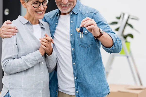 Cropped View Mature Man Holding Keys New House Smiling Woman — Stock Photo, Image