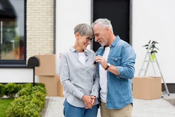 Mature Man Holding Keys New House Hugging Smiling Woman — Stock Photo, Image