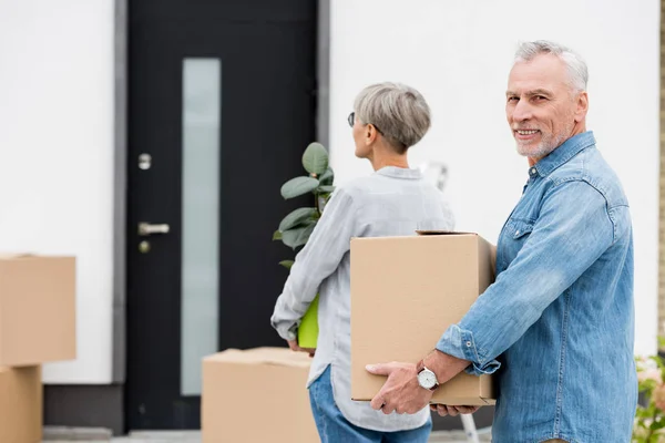 Mogen Man Håller Låda Och Kvinna Håller Växt Nära Nytt — Stockfoto