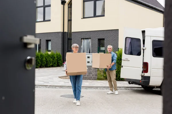 Volwassen Man Lachende Vrouw Brengen Dozen Naar Nieuw Huis — Stockfoto