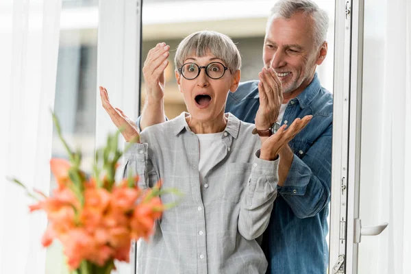 Selective Focus Smiling Man Shocked Woman Looking Bouquet New House — Stock Photo, Image