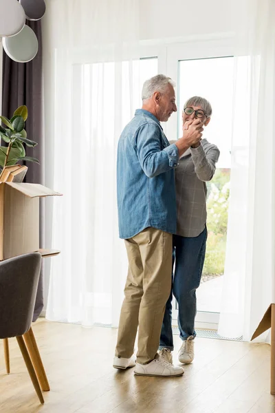 Volwassen Man Glimlachende Vrouw Dansen Nieuw Huis — Stockfoto