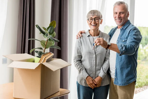 Hombre Sonriente Sosteniendo Las Llaves Nueva Casa Abrazando Mujer — Foto de Stock