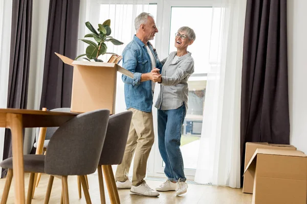 Volwassen Man Glimlachende Vrouw Dansen Nieuw Huis — Stockfoto