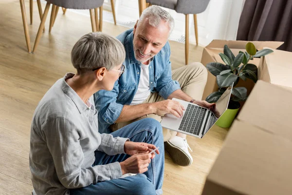 High Angle View Mature Man Laptop Talking Woman New House — Stock Photo, Image