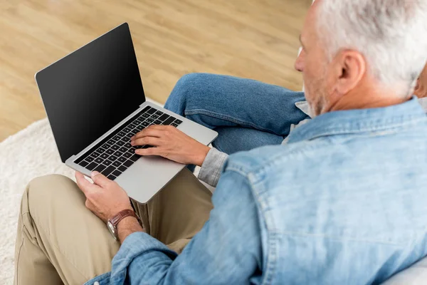 Cropped View Mature Man Woman Using Laptop New House — 스톡 사진