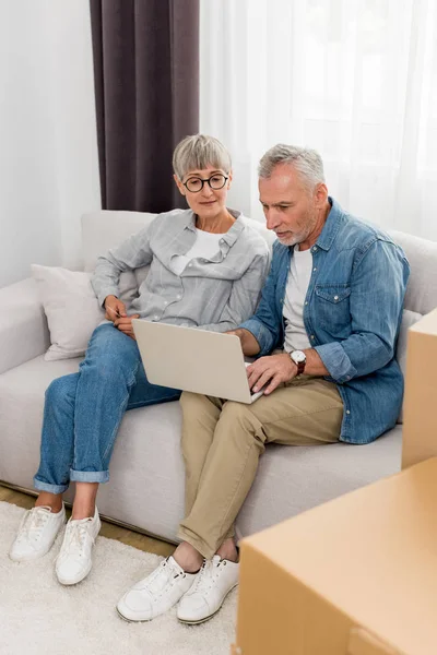 Mature Man Using Laptop Woman Looking New House — Stock Photo, Image