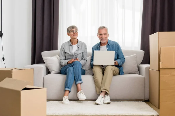 Hombre Maduro Con Ordenador Portátil Mujer Sonriendo Cámara Nueva Casa — Foto de Stock