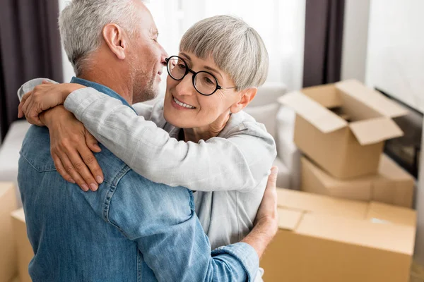 Smiling Woman Glasses Hugging Mature Man New House — Stock Photo, Image