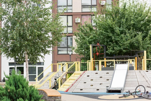 Aire Jeux Vélo Plantes Près Nouveau Bâtiment — Photo