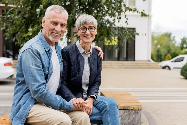 Älterer Mann Umarmt Lächelnde Frau Und Hält Händchen — Stockfoto
