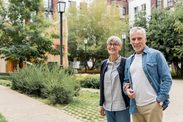 Mogen Man Och Leende Kvinna Tittar Kameran Utanför — Stockfoto