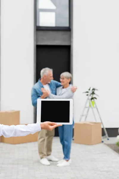 Foco Seletivo Corretor Segurando Tablet Digital Casal Perto Nova Casa — Fotografia de Stock