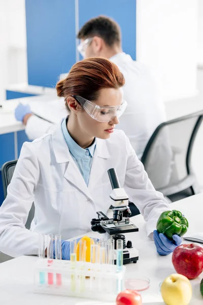 Nutricionista Molecular Segurando Olhando Para Pimentão Laboratório — Fotografia de Stock