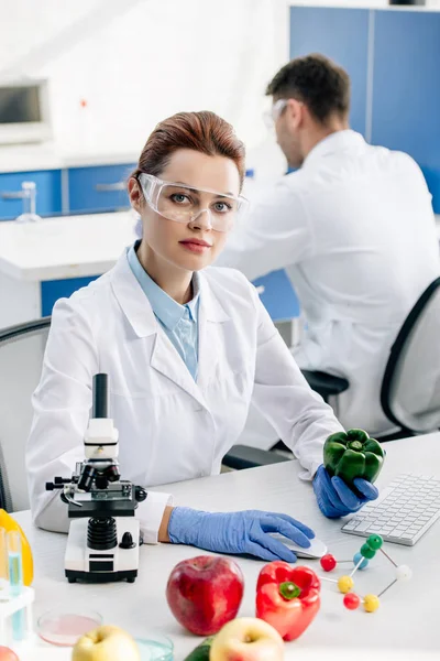 Nutricionista Molecular Sosteniendo Pimiento Mirando Cámara —  Fotos de Stock