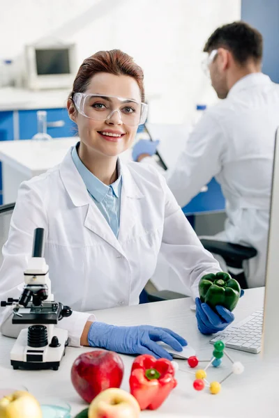 Nutricionista Molecular Sonriente Sosteniendo Pimiento Mirando Cámara —  Fotos de Stock