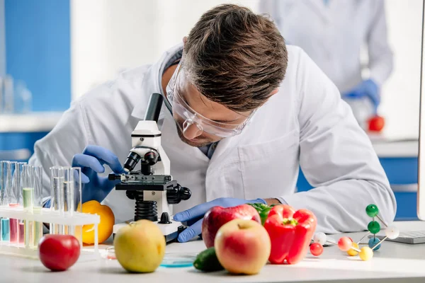 Nutricionista Molecular Casaco Branco Usando Microscópio Laboratório — Fotografia de Stock