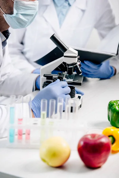 Foco Seletivo Nutricionista Molecular Usando Microscópio Pasta Retenção Colega Segundo — Fotografia de Stock