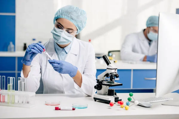 Consultor Genético Casaco Branco Fazendo Teste Dna Laboratório — Fotografia de Stock