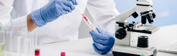 Panoramabild Genetisk Konsult Som Gör Dna Test Lab — Stockfoto