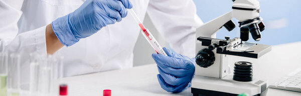 Plano Panorámico Consultor Genético Haciendo Prueba Adn Laboratorio — Foto de Stock