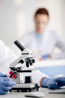 Laboratuvarda test tüpleri tutan genetik danışman görüşü. 