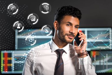 Çizelge ve grafiklerle baloncukların yanında akıllı telefondan konuşan mutlu çift ırklı tüccar. 