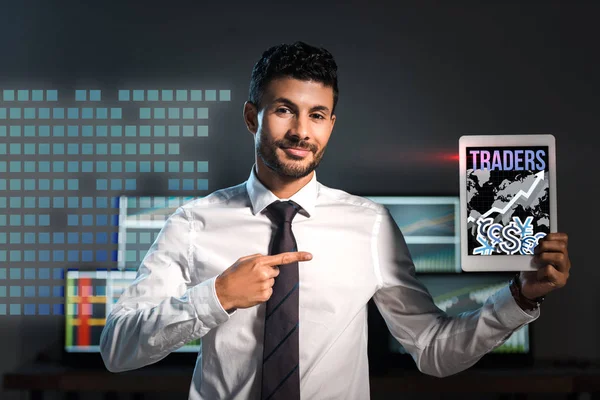 Szczęśliwy Rasowy Człowiek Wskazując Palcem Cyfrowy Tablet Liter Handlowców Ekranie — Zdjęcie stockowe