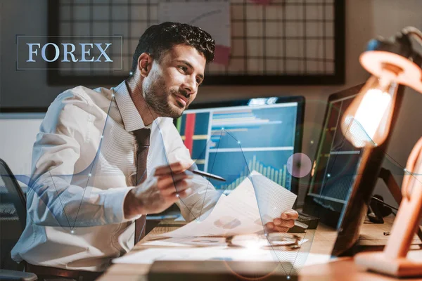 Happy Rasial Trader Holding Paper Computer Graphs Forex Letters — Stok Foto