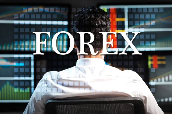 Bakåtvy Näringsidkare Nära Datorer Med Diagram Och Forex Bokstäver — Stockfoto