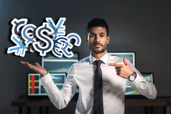 Racial Trader Pointing Finger Money Signs Computes — Stock Photo, Image