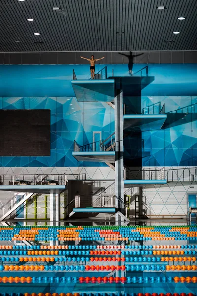 Nageur Debout Avec Les Mains Tendues Près Piscine — Photo