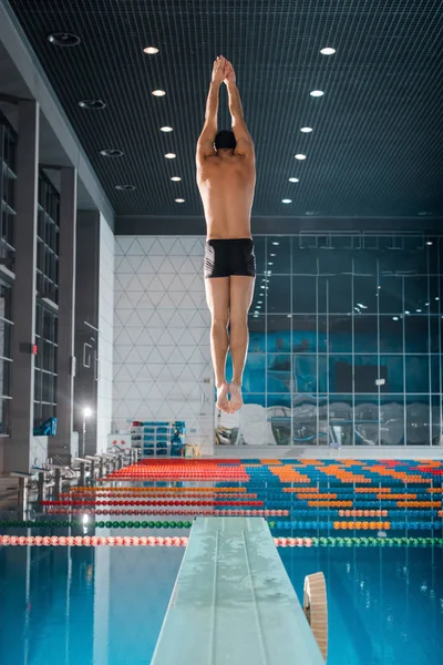 Rückansicht Schwimmer Mit Badekappe Springt Ins Wasser — Stockfoto