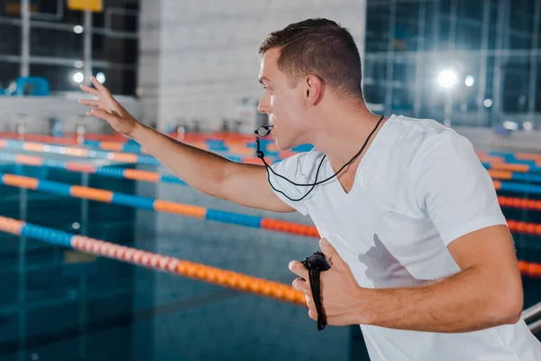 Trainer Wit Shirt Met Timer Hand Gebaren Terwijl Fluitje Mond — Stockfoto