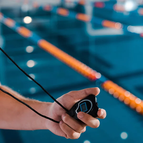 Bijgesneden Zicht Sporter Holding Timer Buurt Van Zwembad — Stockfoto