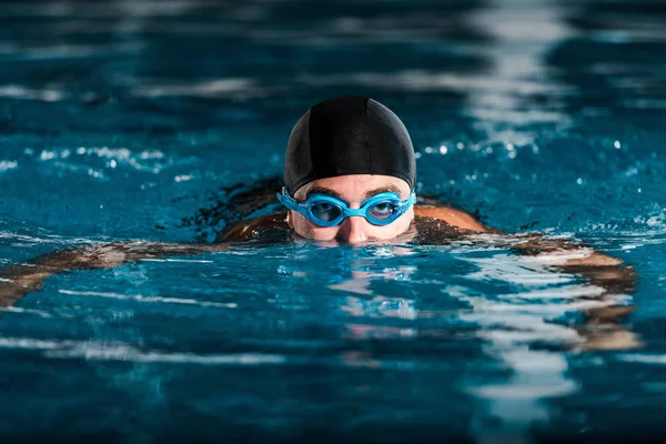 Enfoque Selectivo Del Hombre Atlético Entrenamiento Gafas Piscina —  Fotos de Stock