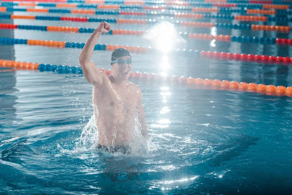 Opgewonden Zwemmer Viert Triomf Tijdens Training Het Zwembad — Stockfoto